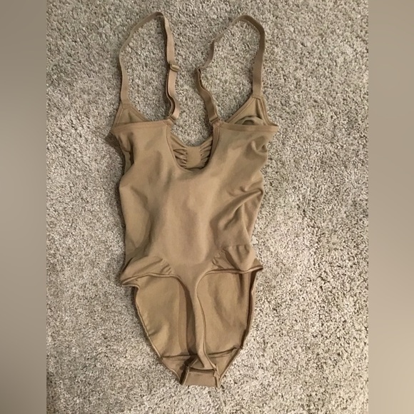 SKIMS Seamless Sculpt Thong Bodysuit | Clay - Picture 5 of 7